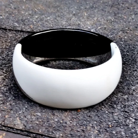 Vintage Black & White Color Block Mod Lucite Bangle - Picture 5 of 7